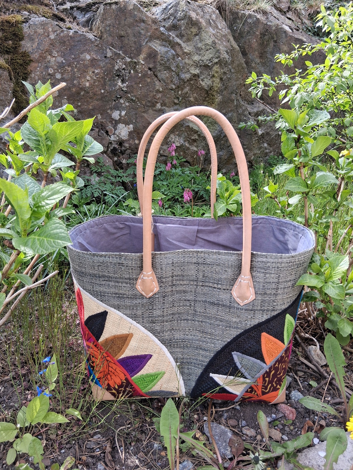 Rabane/Raffia broderade Korgväska