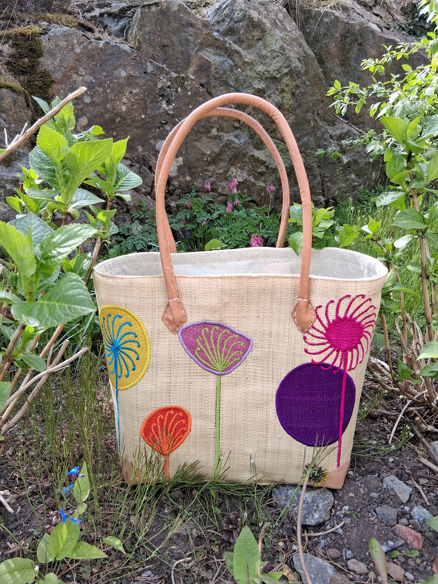 Rabane/Raffia broderade Korgväska